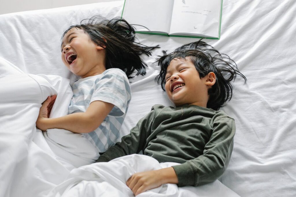 2 Kinder im Bett nach Pyjamaparty